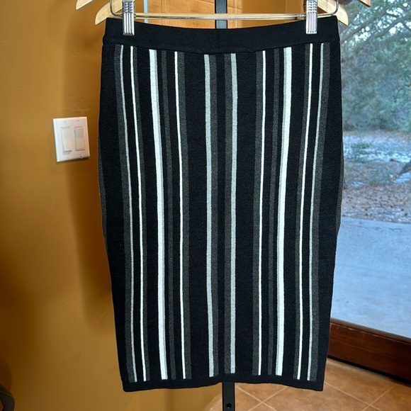 NWT Spense Black Gray White Stripe Knit Pencil Skirt Size Small - Picture 1 of 7